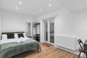 Kensington Home with Private Bathroom & Garden